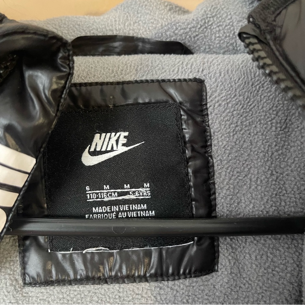 Nike Kids Black Puffer Jacket 5 Medium - Picture 9 of 10